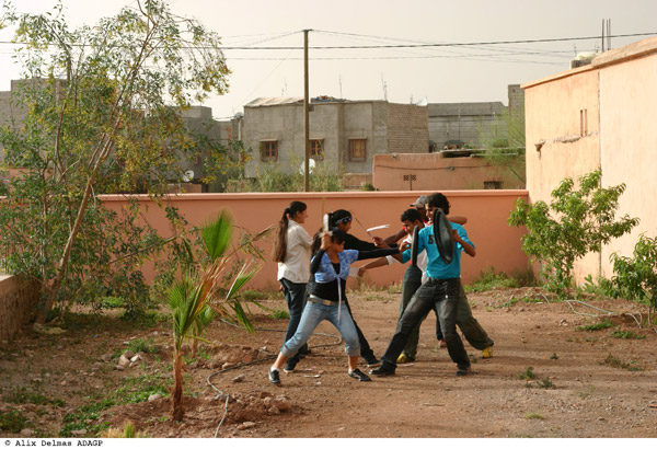 Petits jeux entre filles et garçons dans une cour de Marrakech